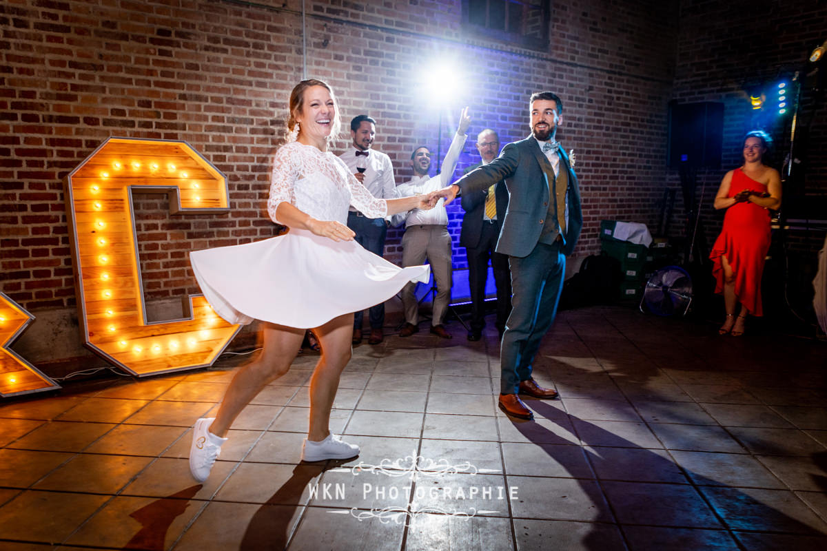 La première danse des mariés, Claire et Corentin, sous les lumières douces, entourés de leurs invités.
